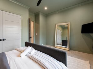 4 bedrooms, desk, iron/ironing board, travel cot