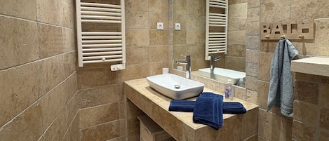 Haartrockner, HandtĂŒcher, Seife, Toilettenpapier