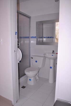 Un baño con inodoro, lavabo y bidé.