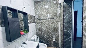 シャワー、タオル、石鹸、トイレットペーパー