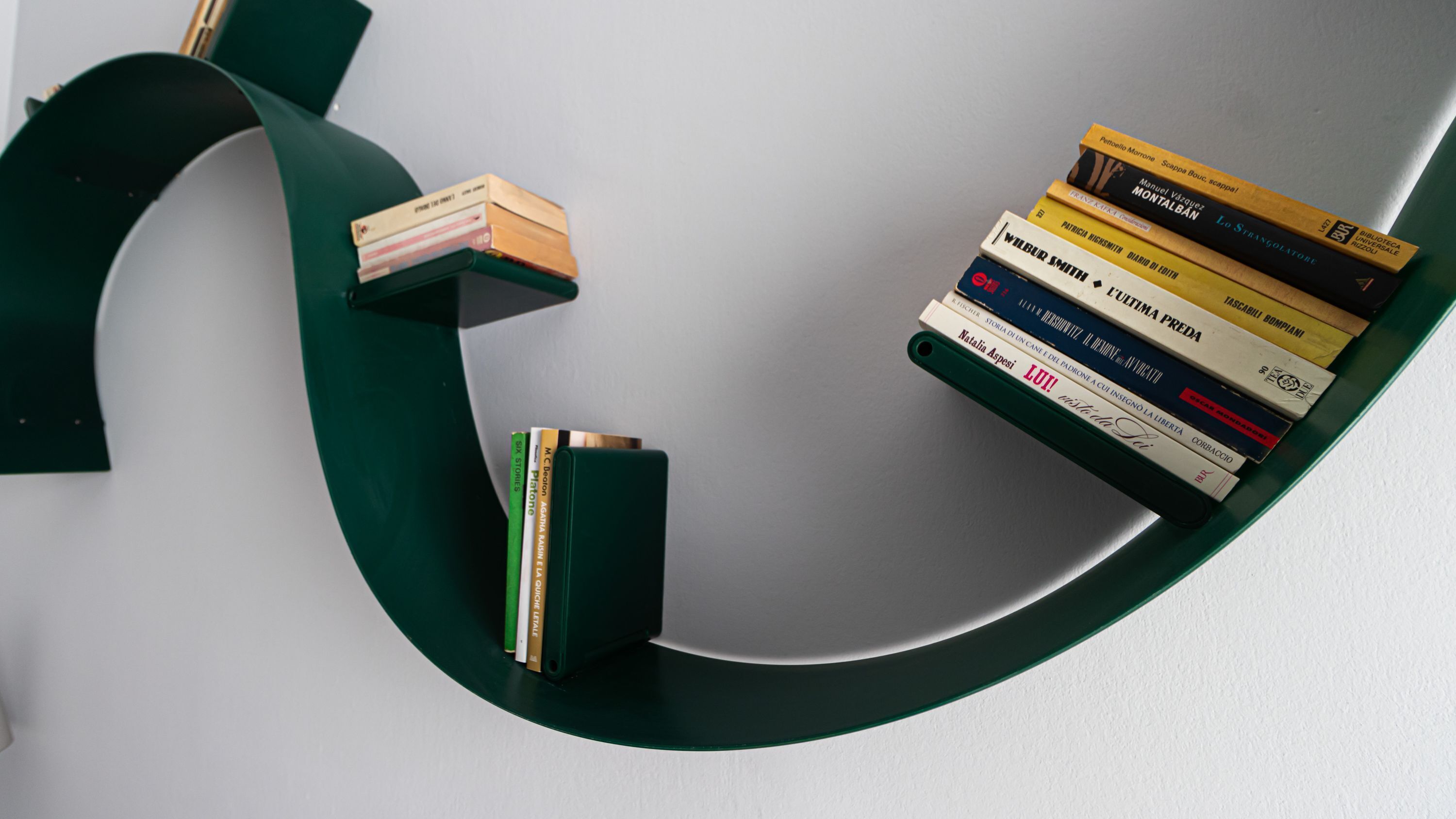 Une bibliothèque contenant une variété de livres.