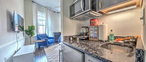 Estudio, 1 cama Queen size, baño privado | Minibar, decoración personalizada, muebles diferentes y escritorio