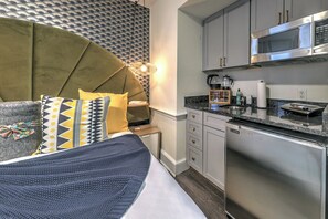 Monolocale, 1 letto queen, bagno privato | Area soggiorno | Smart TV