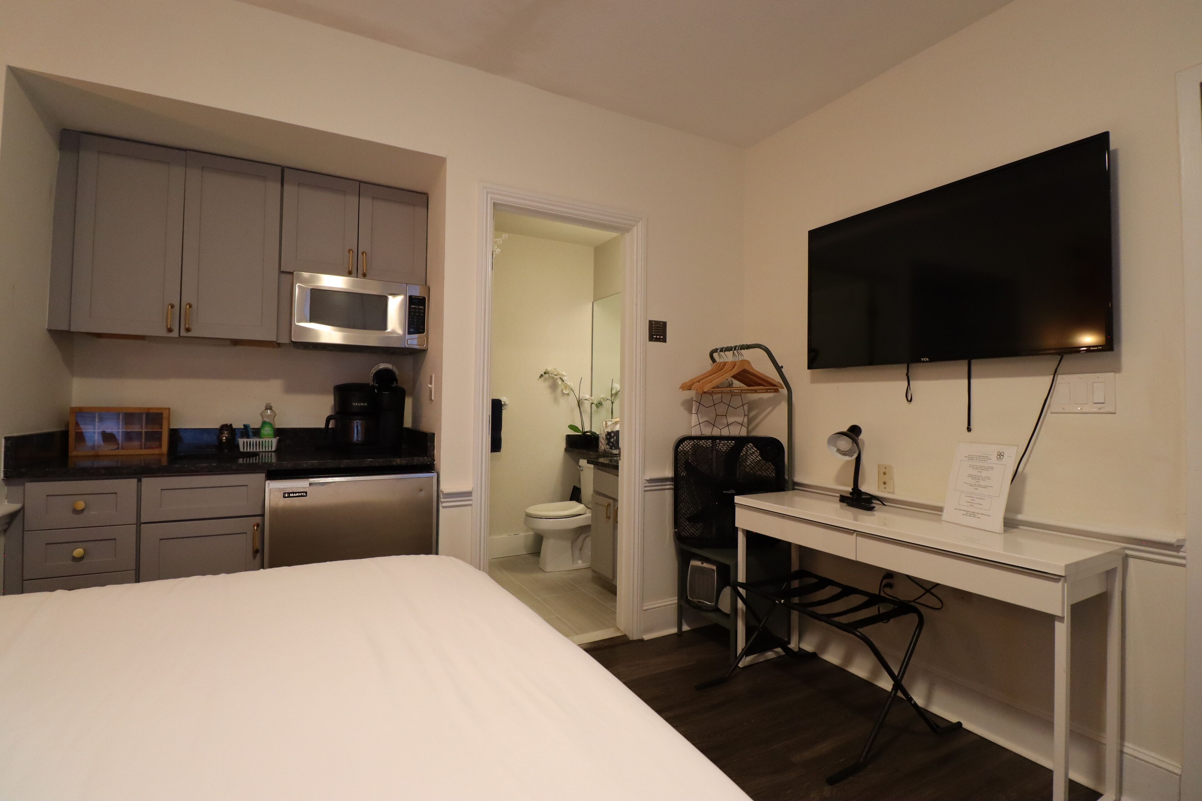 Studio, 1 grand lit, salle de bains privée | Minibar, décoration personnalisée, ameublement personnalisé, bureau