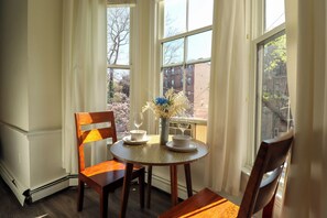 Studio, 1 queensize bed, privébadkamer | Een minibar, individueel gedecoreerd, individueel gemeubileerd