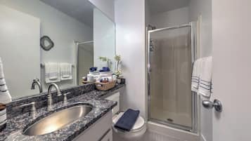 Studio, 1 queensize bed, privébadkamer | Badkamer | Een haardroger, badjassen, handdoeken, zeep