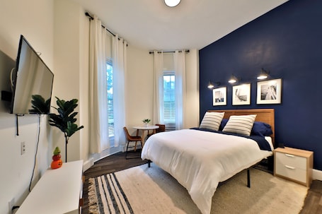 Minibar, decoración personalizada, muebles diferentes y escritorio