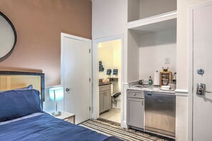 Monolocale, 1 letto queen, bagno privato | Bagno | Asciugacapelli, accappatoio, asciugamani, sapone