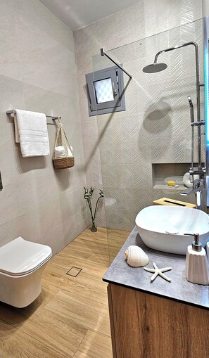 Shower, hair dryer, towels, soap - Aeraki Luxury Apartment - 2 bedroom apt. in Kalymnos - 400m from Kantouni Beach (Kalymnos)