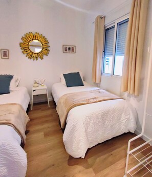 2 bedrooms, desk, iron/ironing board, travel cot - La Casita, 2 min walk from the beach! (Santa Pola)
