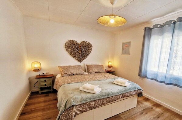 2 bedrooms, desk, iron/ironing board, travel cot