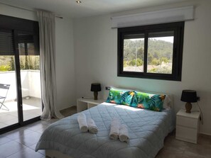 5 chambres, fer et planche à repasser, Wi-Fi, draps fournis