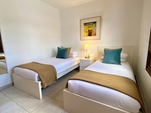 2 bedrooms, iron/ironing board, WiFi, bed sheets - Beachfront Tabaibas Apartment (Tías)