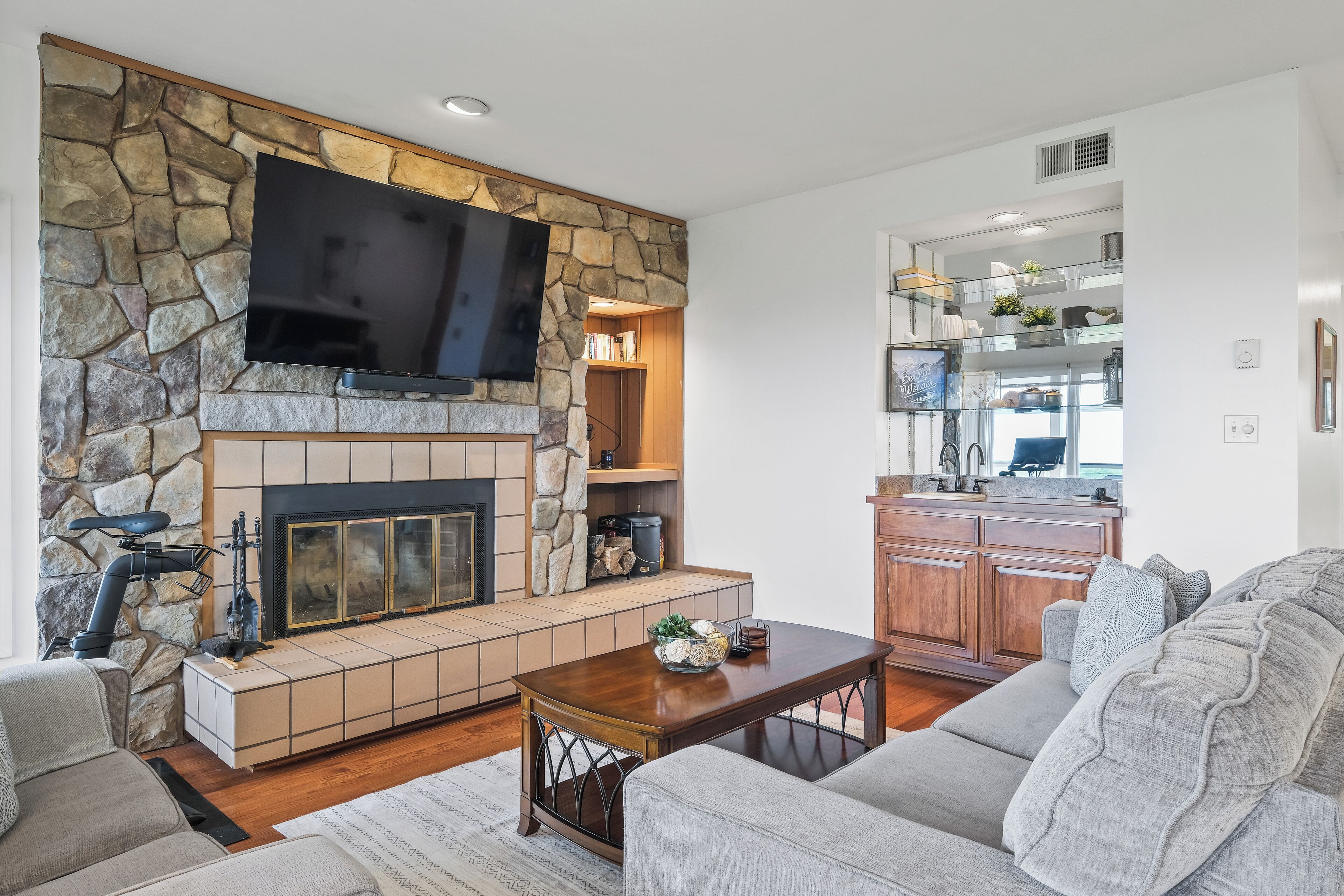 TV, fireplace