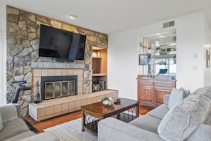 TV, fireplace - Overlook 180 degree views w/Peloton! (Wintergreen Resort)