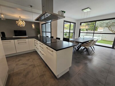 Modern house in Avignon with large swimming pool