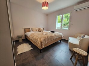 4 slaapkamers, een strijkplank/strijkijzer, wifi, beddengoed