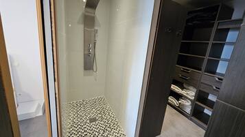 Douche, serviettes fournies, savon, papier toilette