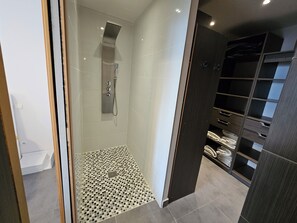 Shower, towels, soap, toilet paper - Modern house in Avignon with large swimming pool (Avignon)