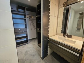 تجهيزات دش، مناشف، صابون، ورق حمّام