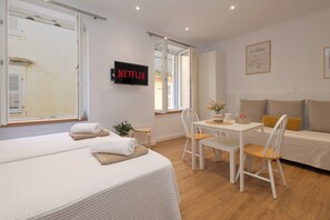 1 soveværelse, skrivebord, lydisolering, strygejern/strygebræt