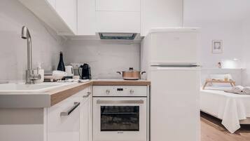 Fridge, oven, stovetop, coffee/tea maker