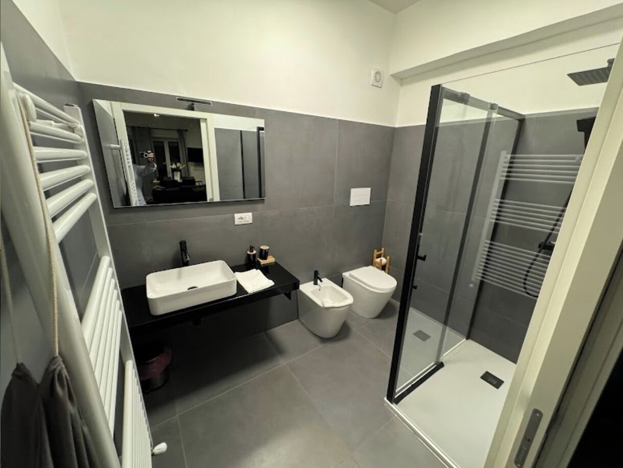 Een douche, een haardroger, een bidet, handdoeken