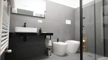 Een douche, een haardroger, een bidet, handdoeken