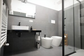 Douche, sèche-cheveux, bidet, serviettes fournies