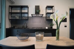 Geladeira, micro-ondas, cooktop, talheres/pratos/utensílios de cozinha