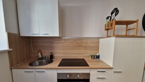 Coffee/tea maker, fridge, microwave, oven
