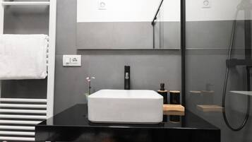 Dusche, Haartrockner, Bidet, Handtücher