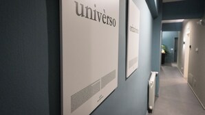 Un corridoio con un cartello che recita 'universo' e un altro che dice 'onizze'.