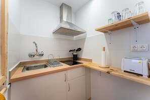 Refrigerador, microondas, parrilla de estufa y cafetera y tetera 