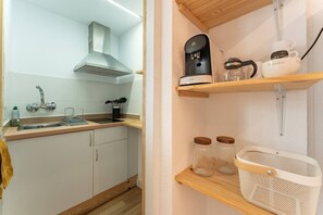Jääkaappi, mikroaaltouuni, liesi, kahvin-/teenkeitin