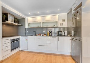 Kühlschrank, Mikrowelle, Ofen, Geschirrspüler