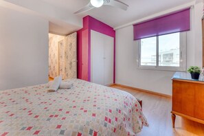 2 bedrooms, desk, iron/ironing board, WiFi