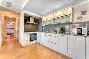 Réfrigérateur, micro-ondes, four, lave-vaisselle