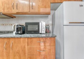 Fridge, microwave, stovetop, coffee/tea maker