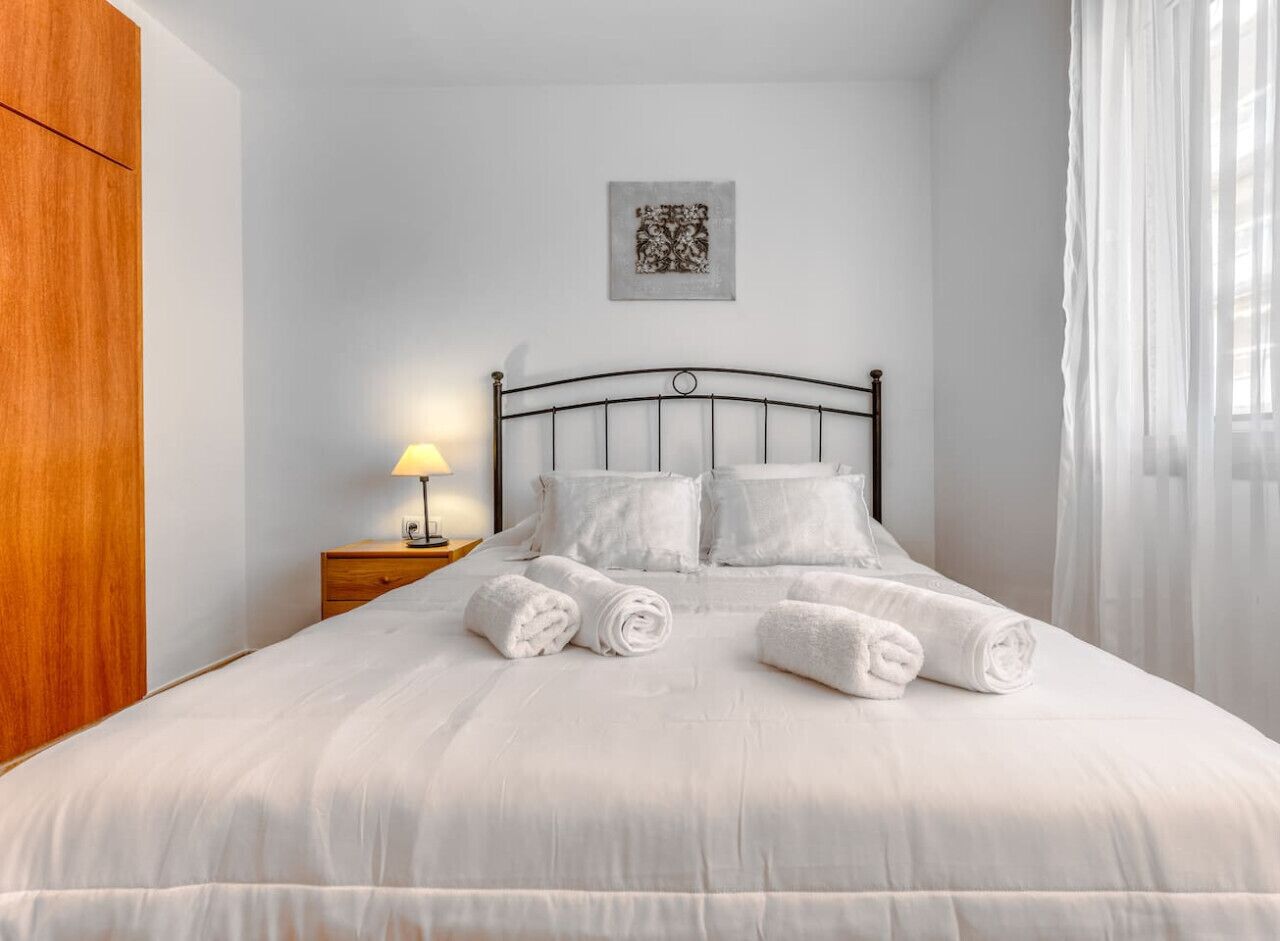 1 habitación, escritorio, tabla de planchar con plancha y wifi 
