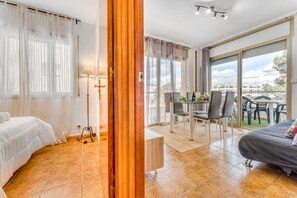 1 bedroom, desk, iron/ironing board, WiFi