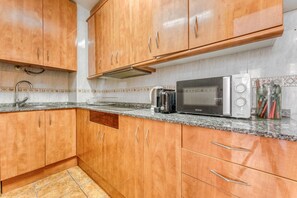 Fridge, microwave, stovetop, coffee/tea maker - Bambu Salou / Tropical / Chill out / Pool / Wifi (Salou)