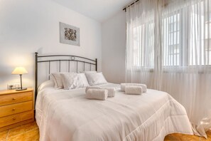 1 bedroom, desk, iron/ironing board, WiFi