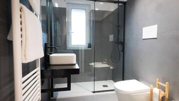 Dusche, Haartrockner, Bidet, Handtücher