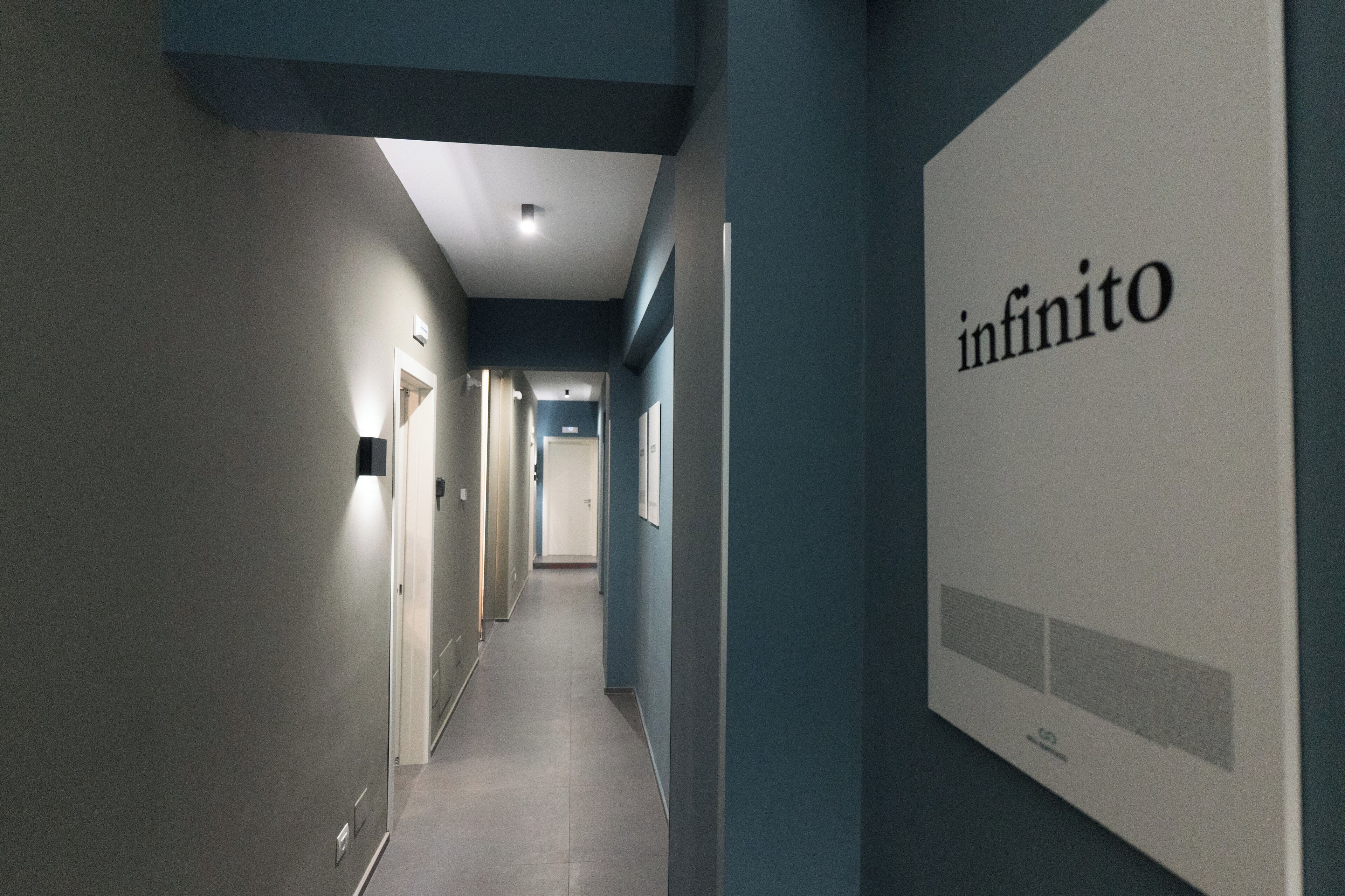 Un pasillo moderno con un cartel que dice "infinito".