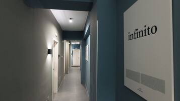 Un pasillo moderno con un cartel que dice "infinito".