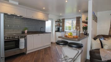 Dishwasher, cookware/dishes/utensils