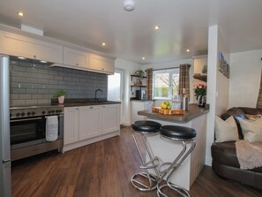 Dishwasher, cookware/dishes/utensils - Blockley Lodge (Church Stretton)