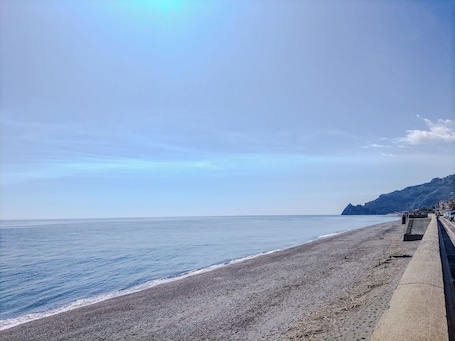 Una spiaggia nelle vicinanze