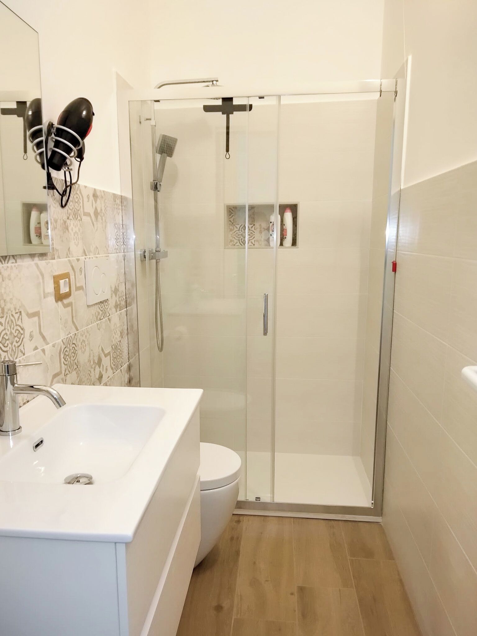 Habitación estándar con 1 cama doble o 2 individuales, 1 cama doble con sofá cama | Baño